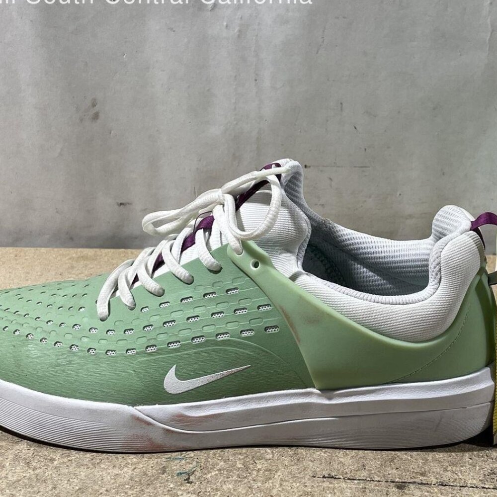 SZ-10 Nike SB Zoom Nyjah 3 - "Enamel Green" and white colorway